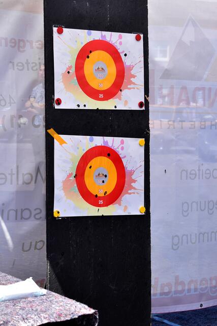 Beim Lackpinsel-Pfeile werfen | Foto: Stefanie Vollenberg