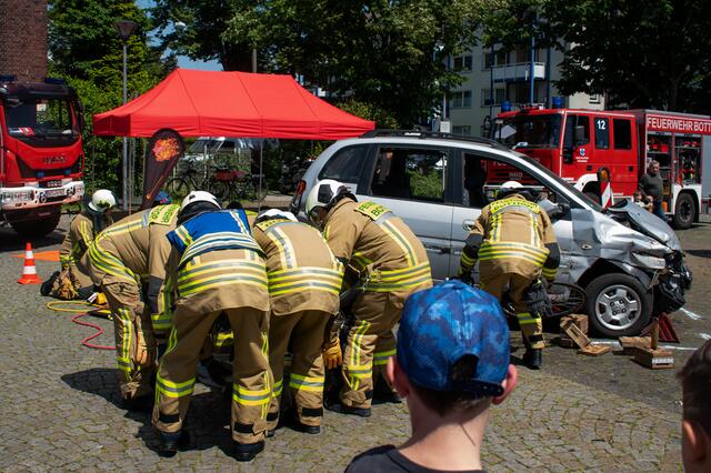 Das Unfallopfer wird geborgen. | Foto: Stefanie Vollenberg