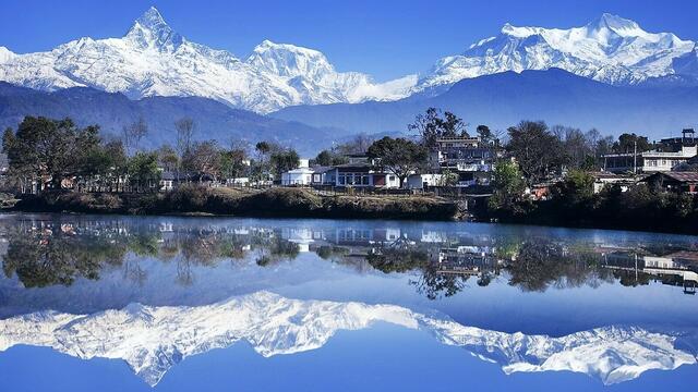 Bergkulisse überm Pewasee in Pokhara