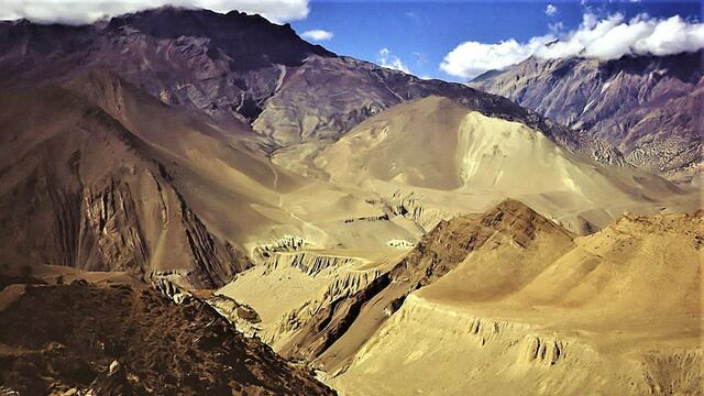 Abstieg durch die Bergwüste