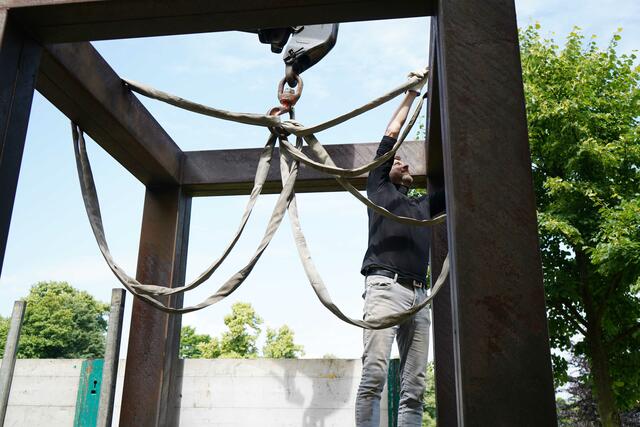 Ulrich Feldhaus bereitet an einem Element das Abladen vor.

© Stadt Marl / Pressestelle