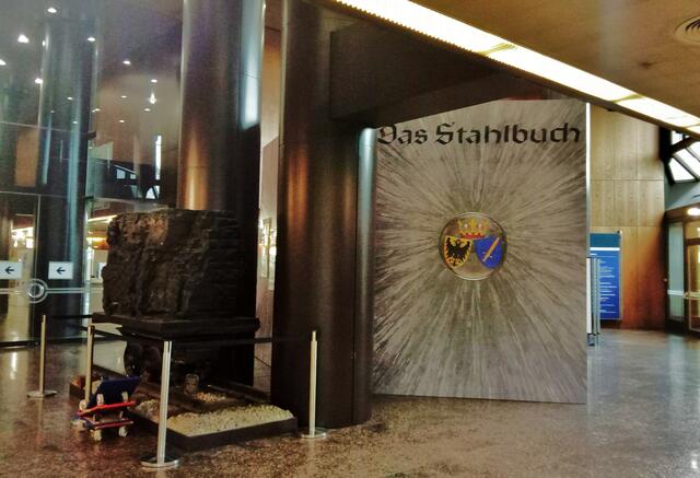 Aus einer Ausstellung im Ratshausfoyer zur Geschichte des Stahlbuchs , die im April 2013 die scheinbar nur 60 jährige Geschichte dieses Gästebuch feierte. Die Vorgeschichte des speziellen Ehrenbuchs der Stadt wurde dort zwar nicht verschwiegen. Es wurde aber suggeriert, anno 1953 mit der Unterschift des damaligen Bundespräsidenten Theodor Heuss und der Heraustrennung der Seiten mit NS-Prominenz wäre ein ausreichender Neuanfang gesetzt worden. | Foto: Walter Wandtke