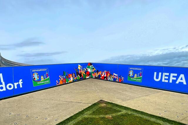 Ecke ohne Eckfahne in luftiger Höhe, aber im Hintergrund nur Wolken, nicht die Alpen. | Foto: ©Margot Klütsch