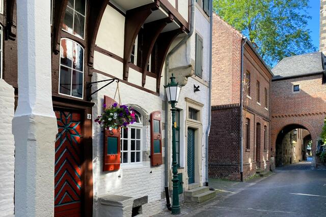 Rheinstraße und Rheintor. Auf der Rheinstraße sind mehrere Häuser des 17. und 18. Jahrhunderts erhalten.  | Foto: ©Margot Klütsch