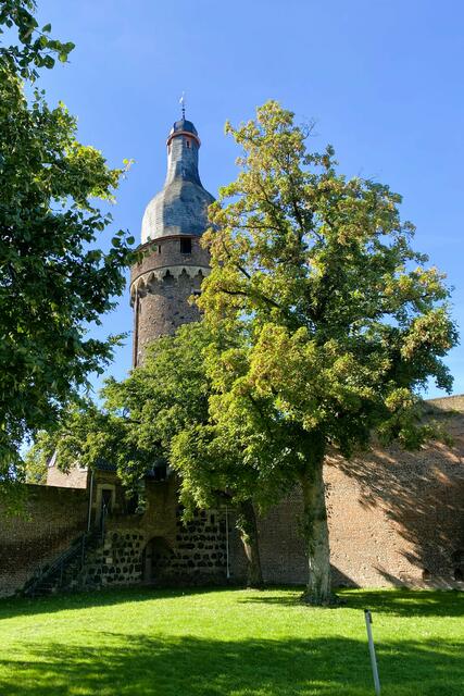Schlosspark mit Juddeturm: Die geschweifte Haube entstand um 1600. Der Turm wurde wohl nach der gleichnamigen Kölner Patrizierfamilie benannt. | Foto: ©Margot Klütsch