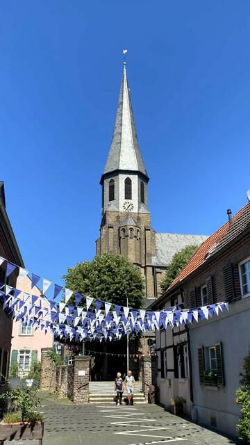 St. Martinus: Die neugotische Pfarrkirche (1875-79) wurde vom Kölner Dombaumeister Vincenz Statz errichtet. | Foto: ©Margot Klütsch