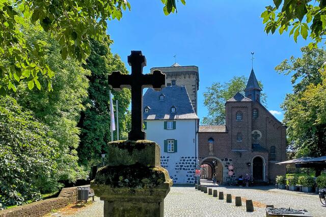 Der nördliche Stadteingang mit Zollhaus, Rhein/Zollturm, Rheintor und Dreifaltigkeitskapelle (19. Jh.). | Foto: ©Margot Klütsch