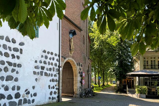 Der nördliche Zugang von Zons mit dem Rheintor. | Foto: ©Margot Klütsch
