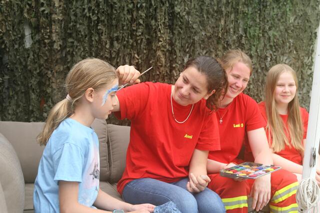Anni, Luzi und Sara vom Jugendeinsatzteam (JET) beim Kinderschminken | Foto: K. Engelhardt