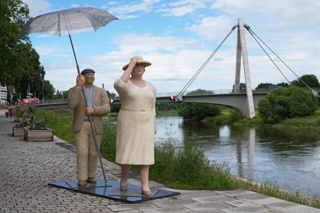 Das "Berliner Paar" war schon in Nordkirchen zu Gast. Hier promeniert es an der Weser entlang.