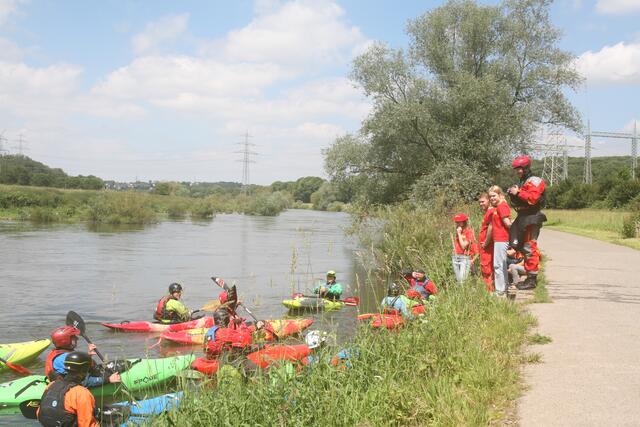 Eine Gruppe durstiger Kanuten legt einen Zwischenstopp ein | Foto: K. Engelhardt
