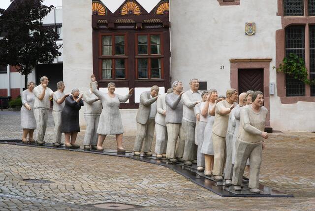 Alte Bekannte, die in einer "Polonaise" Richtung Markt ziehen.