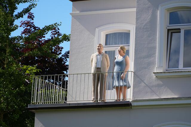 Das "Paar auf dem Balkon" lässt den Blick über Höxter schweifen.