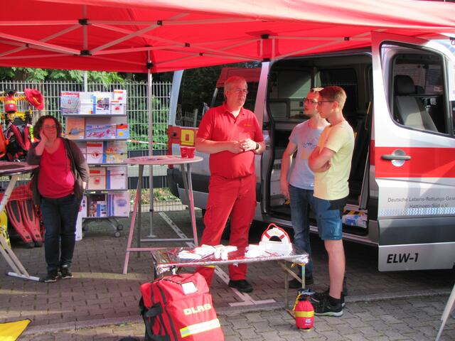 Andreas Wilmer, Leiter der Schwimmkurse, erklärt Interessenten gern die Arbeit der DLRG-Ortsgruppe | Foto: K. Engelhardt