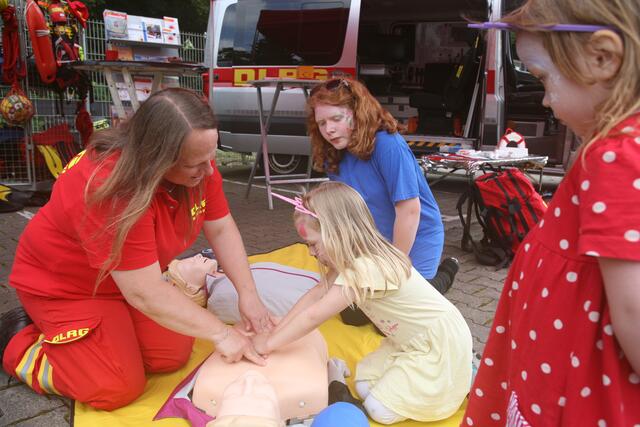 Ausbilderin Silke Drechsler zeigt hier Julina (4), wie die Herzdruckmassage funktioniert. Schwester Celina (3) und Samira (12) schauen interessiert zu. | Foto: K. Engelhardt