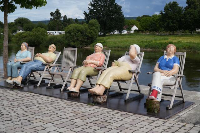 "Sonnenanbeter" an der Weser. Die Damen und Herren verstehen es zu leben und nutzen jeden Sonnenstrahl.