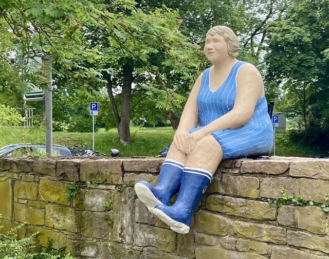 "Claudia" wartet auf den Bus. Auf der Mauer, auf der Lauer ...