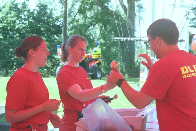 Bei dem sommerlichen Wetter schmeckt auch das Eis besonders gut | Foto: K. Engelhardt