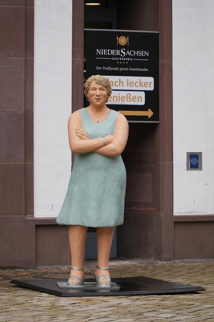 "Die schicke Frau" schaut sich mit Abstand das Treiben in der Fußgängerzone an.