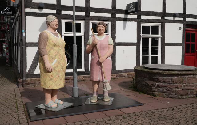 Diese beiden Damen sorgen für saubere Straßen und Plätze. Es soll doch alles glänzen, wenn die Passanten die Alltagsmenschen besichtigen.