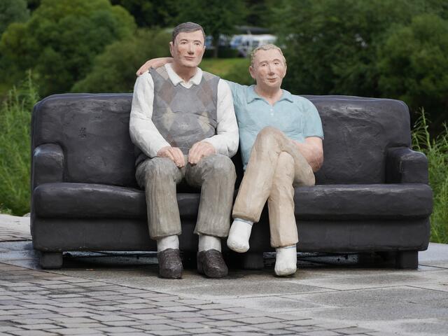 "Männerfreundschaft": Diese Skulptur entstand in der Coronazeit als Aufforderung, nun wieder näher zusammenzurücken. Passanten kamen der Aufforderung gerne nach und setzten sich links und rechts neben unser Paar.
