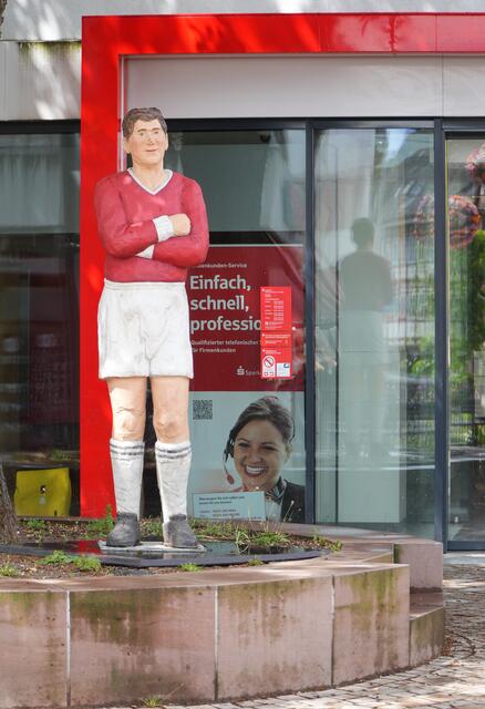 Passend zur EM zeigte sich dieser Fußballer vor der Sparkasse. Natürlich in einem sparkassenroten Trikot. ;-)