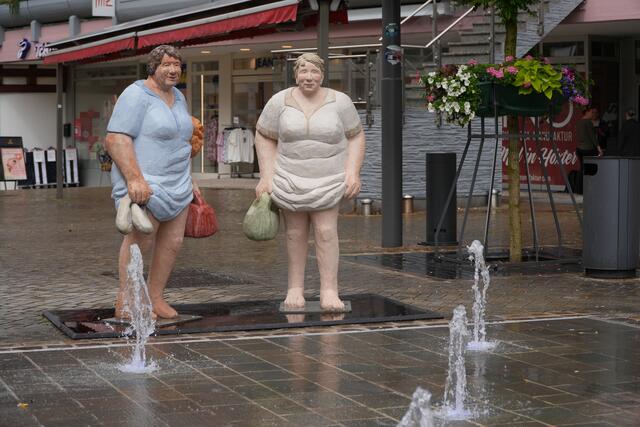 "Fliegende Röcke": Erst Wasser von oben, dann Wasser von unten.