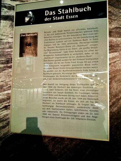 Auch diese Tafel gehörte vor 10 Jahren zur Ausstellung für die Essener Stahlbuchtradition - die braune Geburtsstunde und 10jährige faschistische Nutzung und Tradition wird dort aufgelistet, scheint aber jetzt, wie auch zu Beginn der fünfziger Jahre kaum jemanden zu stören. | Foto: Walter Wandtke