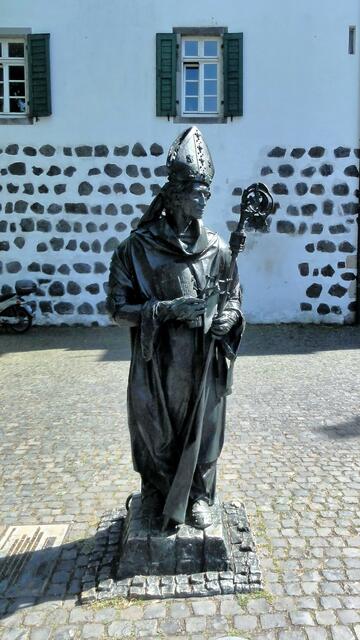 Bert Gerresheim schuf 2010 das Denkmal für den Gründer der Stadt, den Kölner Erzbischof Friedrich III. von Saarwerden (ca. 1348 - 1414).  | Foto: ©Margot Klütsch