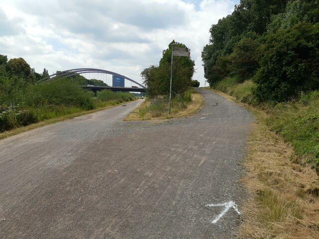 Hier geht es hoch über die Brücke