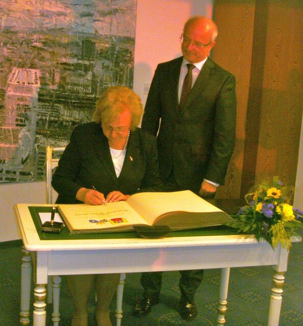 Eine der vielen Unterschriften ins Stahlbuch der Stadt Essen: Hier im September 2015  durch  Malgorzata Manka- Szulik, der Stadtpräsidentin unserer polnischen Partnerstadt Zabrze, dem früheren Hindenburg mit sehr wechselvoller deutsch-polnischer Kriegs und Namensgeschichte. Zu viele Jahrzehnte lang gab es eine sogenannte "Patenschaft" Essens über die frühere deutsche Stadt Hindenburg, die sich auf die Rückkehrwünsche der oberschlesischen Vertriebenenverbände nach de, 2. Weltkrieg bezog. | Foto: Walter Wandtke