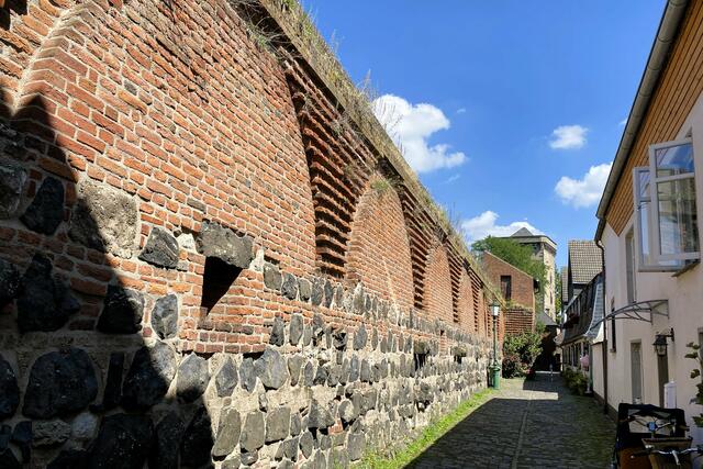 Die Mauerstraße mit Stadtmauer und Blick auf den Rhein (Zoll)-Turm. | Foto: ©Margot Klütsch