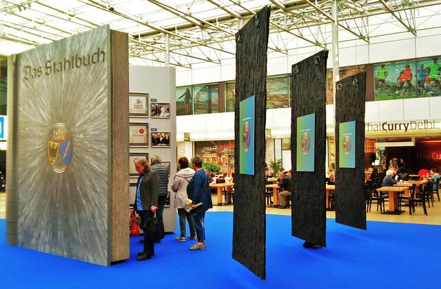 So viele berühmte Menschen und demokratische Politiker*innen haben sich in den letzten Jahrzehnten ins Stahlbuch der Stadt einegtragen. Da darf die diktatorische Vorgeschichte dieses Gästenbuchs zwischen 1934 und 1944 nicht so streng bewertet werden ? | Foto: Walter Wandtke