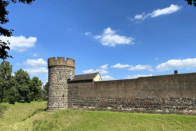 Stadtmauer mit Krötschenturm: Hier wurden Gefangene und Pestkranke untergebracht. | Foto: ©Margot Klütsch