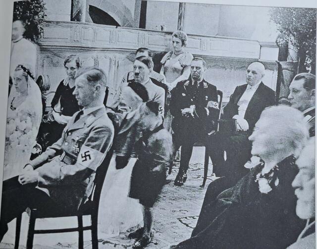 Fotoaufnahme aus einer Buchseite aus "100 jahre Großstadt Essen"- Münsterkirche essen: Trauung des Essener Gauleiters Josef Terboven mit Ilse Stahl; deutlich erkennbar in der Mitte Trauzeuge Adolf Hitler, am Bildrand auch Hermann Goering. Weitere NS-Prominente wären noch zun identifizieren. | Foto: Stadtbildstelle Essen 