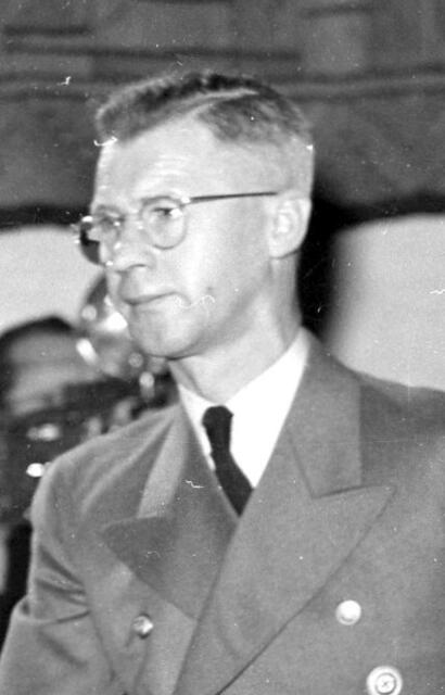 Aus dem Wikipedia Archiv hier ein Foto von Josef Terboven in seiner späteren Funktion als deutscher Reichskommissar im von der Wehrmacht seit 1940 besetzen Norwegen. - Terboven verübte 1945 im noch deutsch besetzen Norwegen Selbstmord. In norwegischen Archiven sind viele Biografien von Widerstandskämpfern zu finden, die terboven vor die Erschießungskommandes gezerrt wurden. | Foto: Riksarkivet (National Archives of Norway) @ Flickr Commons
