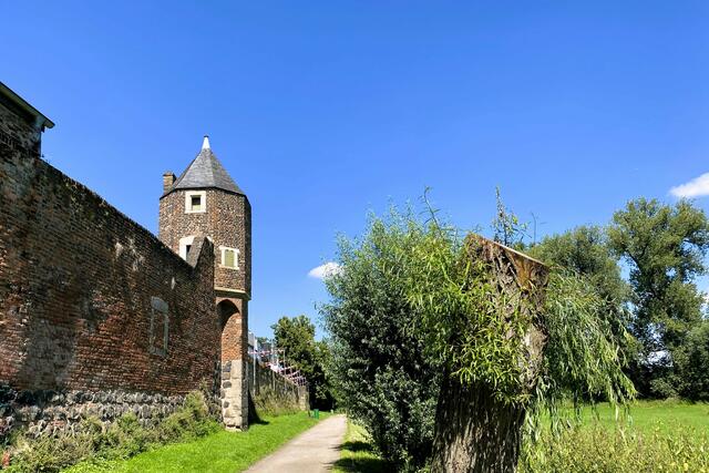 Das Pfefferbüchschen ist ein Wachtürmchen an der Stadtmauer. Der Spazierweg entlang der Stadtmauer führt hier über den ehemaligen Treidelpfad an der Rheinaue. | Foto: ©Margot Klütsch