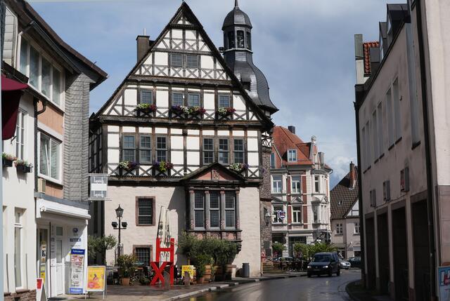 Das historische Rathaus, das im Jahr 1250 erbaut und später umgebaut wurde.