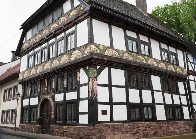 Das Adam-und-Eva-Haus wurde im Jahr 1571 erbaut. Es stellt den Sündenfall von der Erbsünde bis zur Erlösung dar.