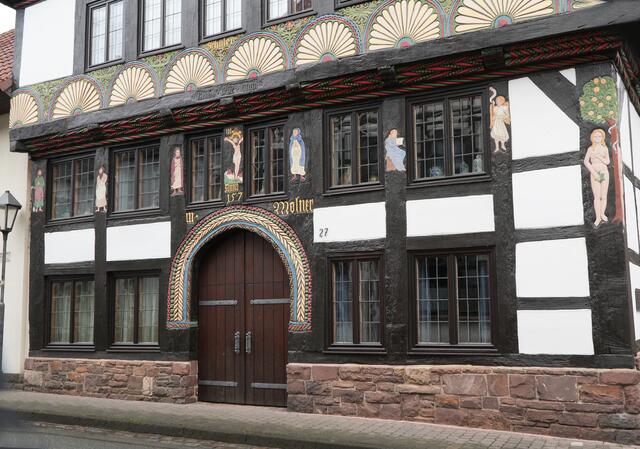 Frontseite des Adam-und-Eva-Hauses