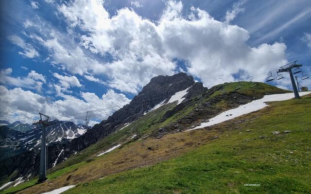 bergig... so zwischen 1700 und 1900 Meter hoch....