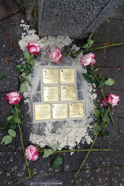 Die Stolpersteine am Haus Hauptstraße 54 in Battenberg.