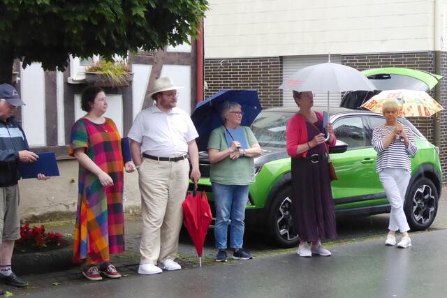 Bei der Stolperstein-Freilegung in der Hauptstraße Hannah Mills (Zweite von links) mit ihrem Ehemann Nadav Pais-Greenapple. Sie kamen aus Farmington Hills (Michigan/Vereinigte Staaten von Amerika) zur Verlegung der Stolpersteine.