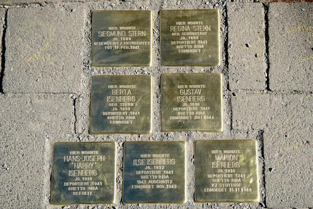 Die Stolpersteine für die Familien Stern und Isenberg erinnern vor dem Haus in der Hauptstraße 54.