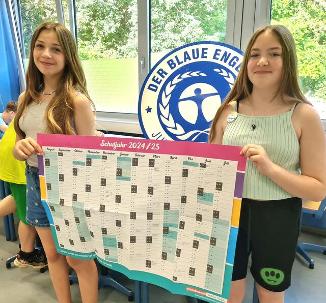 Der umweltfreundliche Schulkalender für's nächste Schuljahr wurde von Nilay und Vivian in der Schule verteilt.