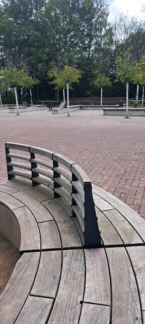 Der Schulhof des Heinrich-Heine-Gymnasiums in Mettmann. | Foto: Dabitsch