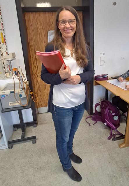 Anja Deufel sammelt die letzten Klassenarbeiten ein. | Foto: Dabitsch