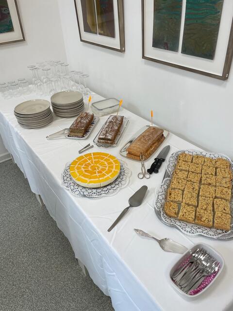 Verpflegung in der Villa Artis vor Arbeiten von Klaus Wiesel | Foto: Mülheimer Kunstverein und Kunstförderverein KKRR