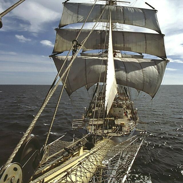 unter vollen Seegeln 