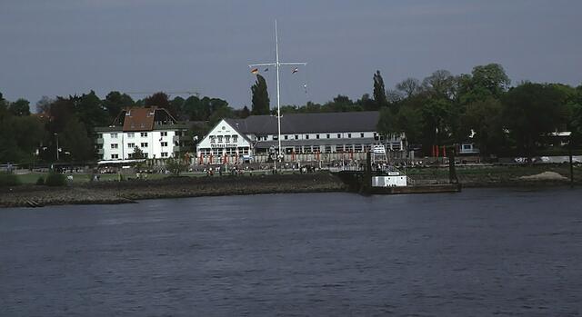Die Schiffsbegrüßung an der Elbe 